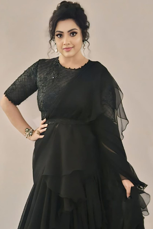 Beautiful Meena at The Red Carpet Of IIFA Awards 2024 Photos3