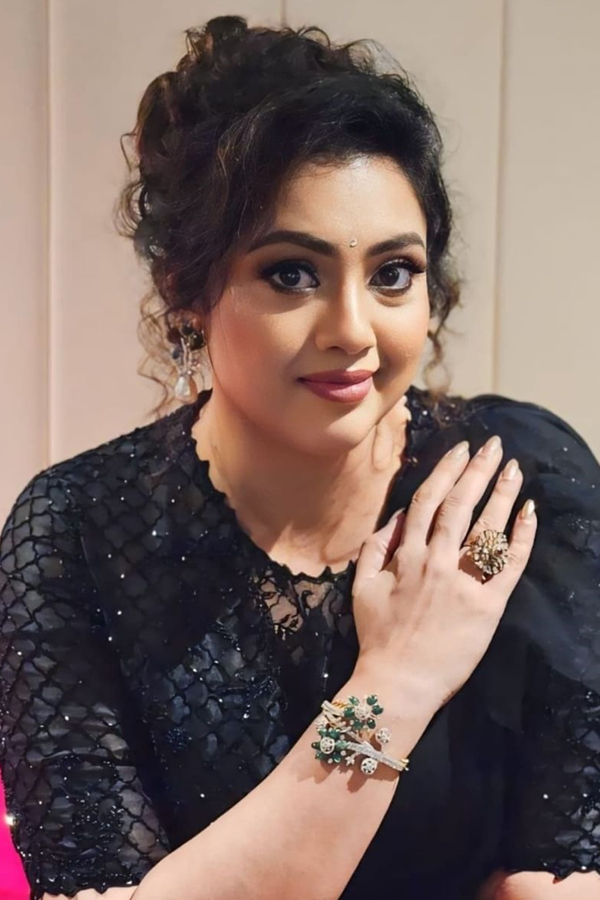 Beautiful Meena at The Red Carpet Of IIFA Awards 2024 Photos9