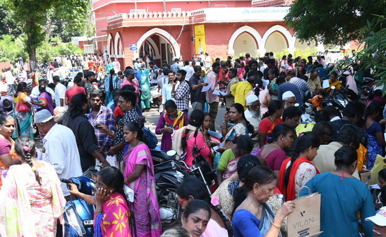 Second Day Flood Victims Crowd At collectorate Vijayawada Photos4