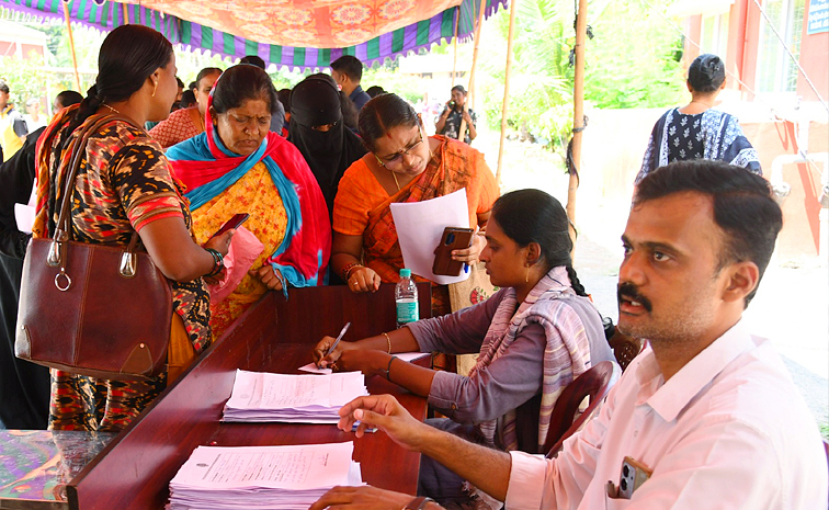 Second Day Flood Victims Crowd At collectorate Vijayawada Photos5