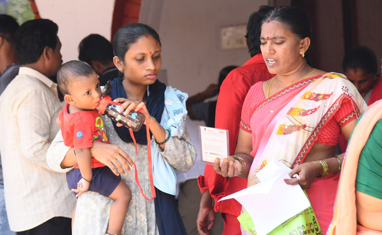 Second Day Flood Victims Crowd At collectorate Vijayawada Photos9