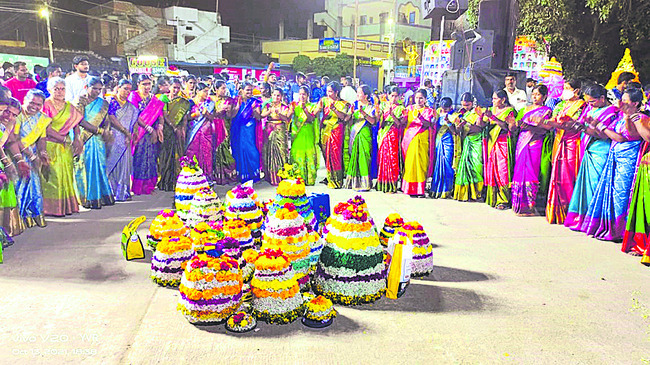 ● నేడు సద్దుల బతుకమ్మ పండుగ ● ఆట పాటలతో హోరెత్తుతున్న2