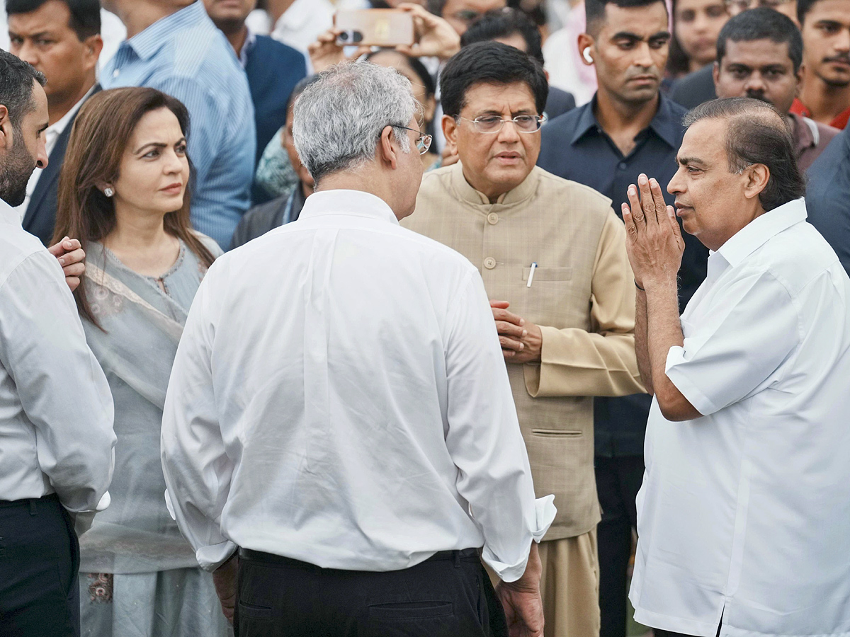 Ratan Tata's Final Journey: Officials Tribute At NCPA Lawns, Mumbai Photos17
