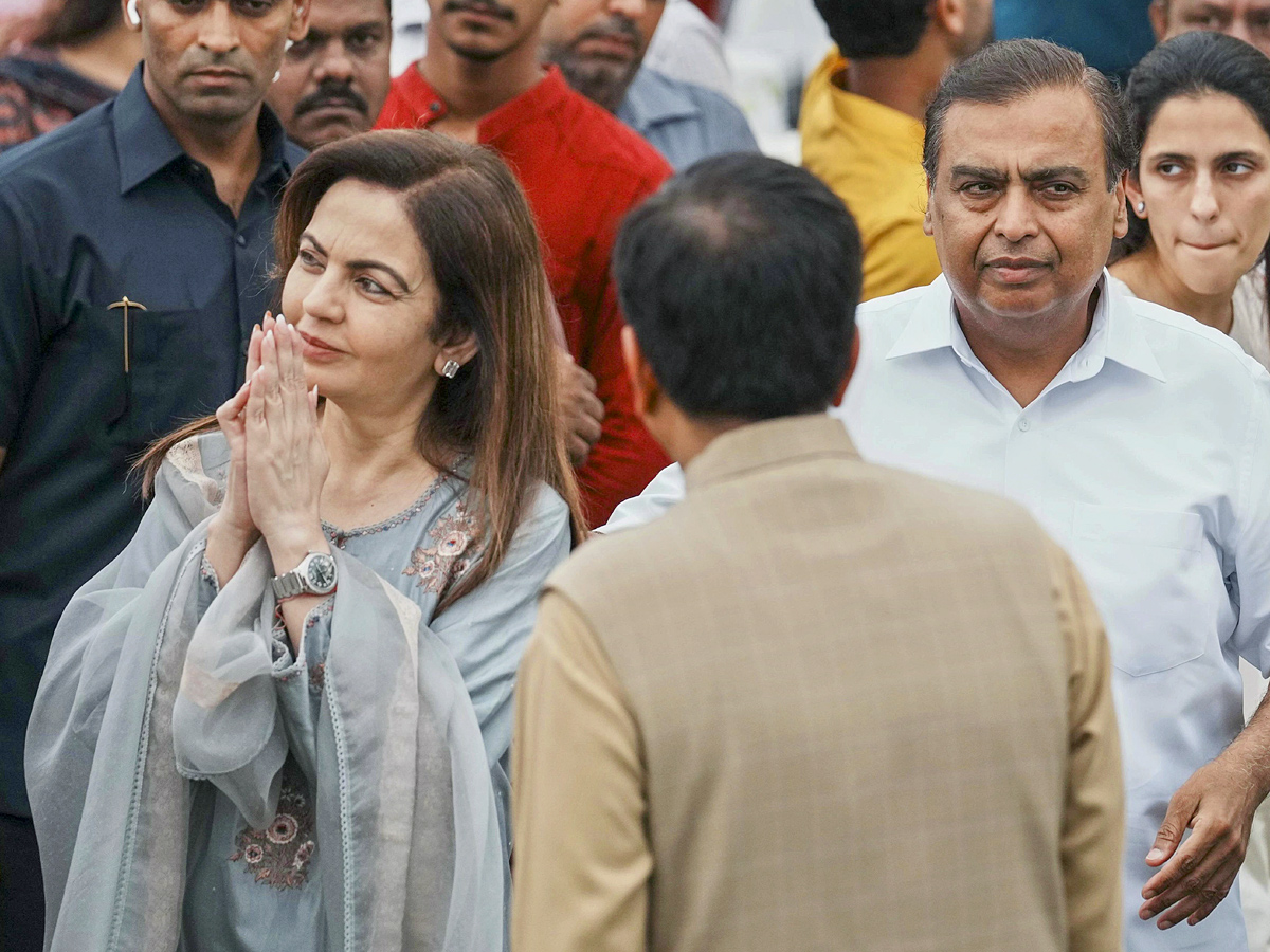 Ratan Tata's Final Journey: Officials Tribute At NCPA Lawns, Mumbai Photos18