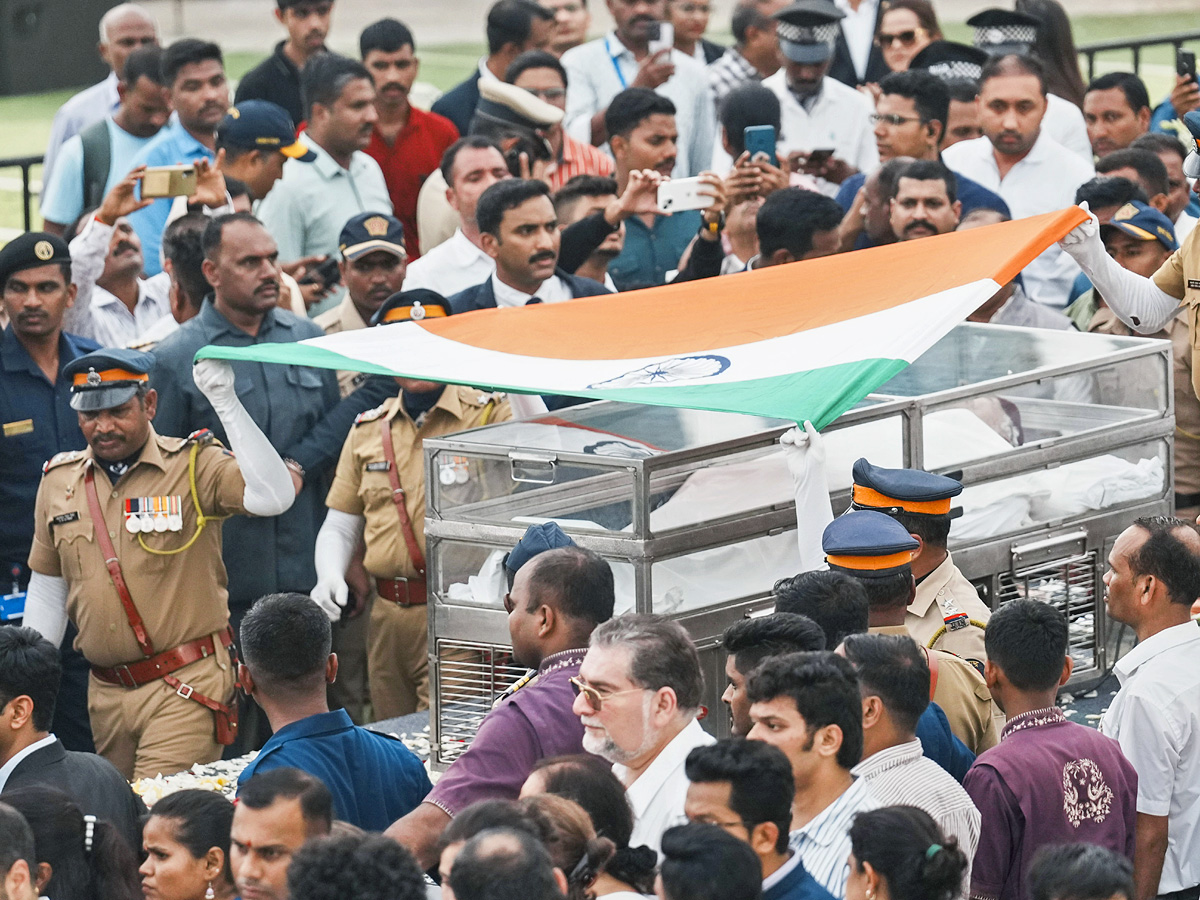 Ratan Tata's Last Rites With State Honours, Thousands Gather To Pay Tributes Photos18