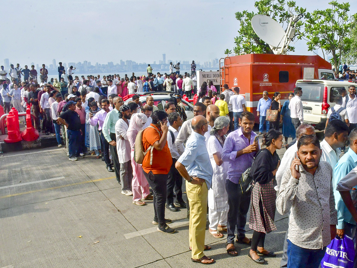 Ratan Tata's Last Rites With State Honours, Thousands Gather To Pay Tributes Photos4