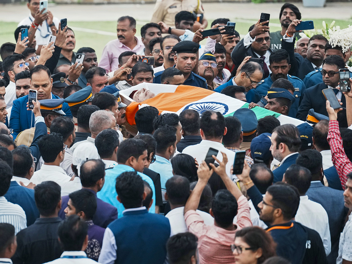 Ratan Tata's Last Rites With State Honours, Thousands Gather To Pay Tributes Photos9