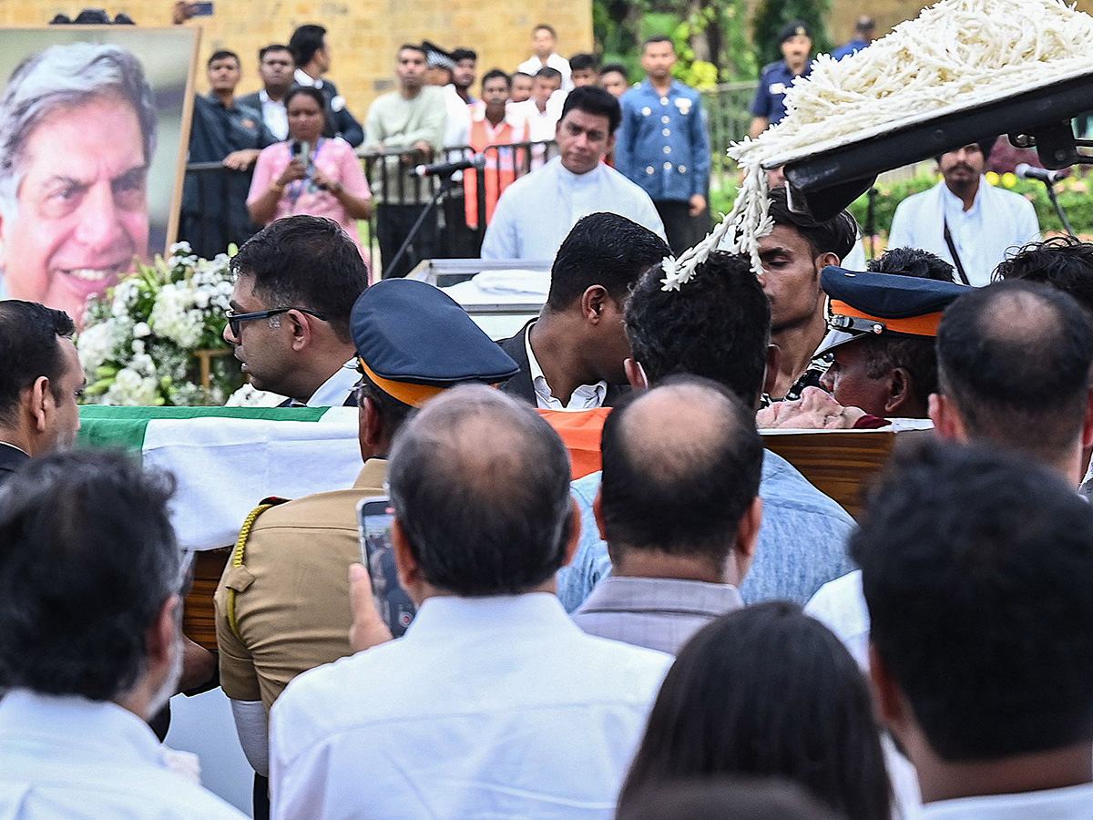 Tata Group Chairman Ratan Tata being taken to NCPA lawns for public viewing14