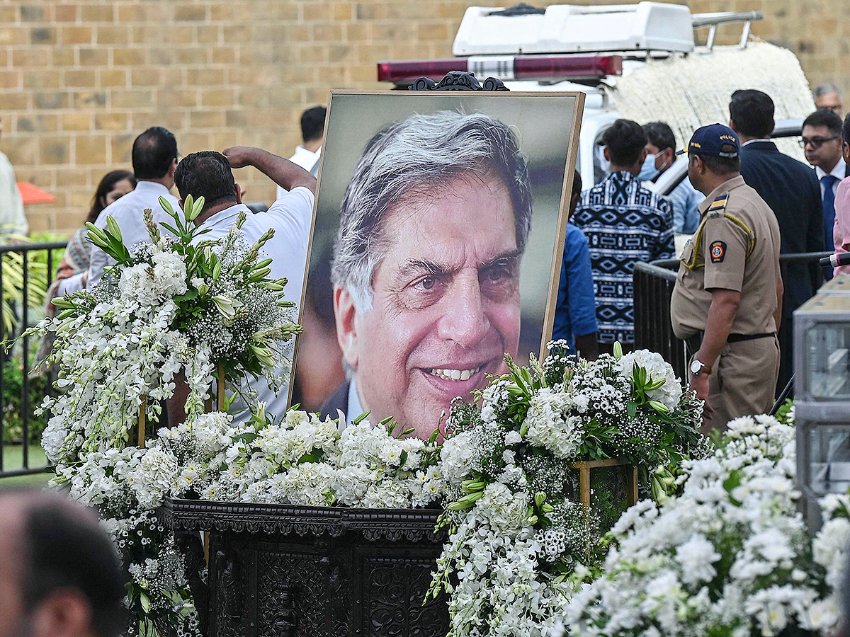Tata Group Chairman Ratan Tata being taken to NCPA lawns for public viewing2