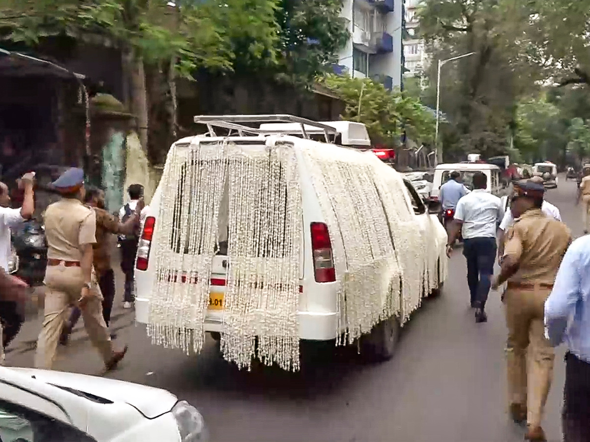 Tata Group Chairman Ratan Tata being taken to NCPA lawns for public viewing3