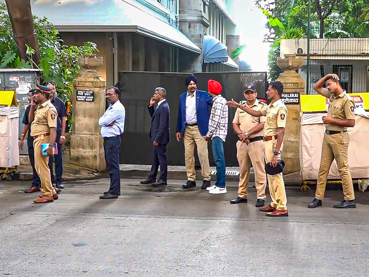 Tata Group Chairman Ratan Tata being taken to NCPA lawns for public viewing5