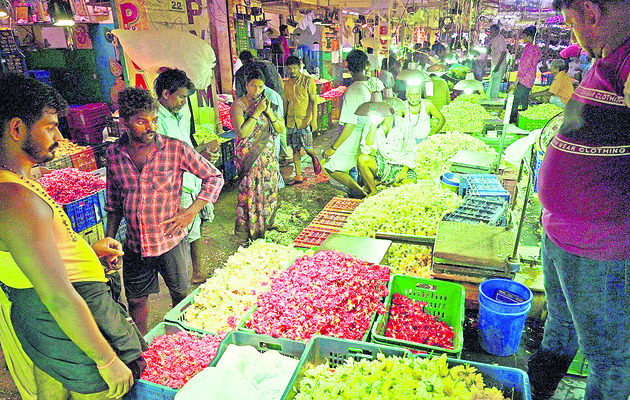 పూల మార్కెట్ లో రద్దీ1
