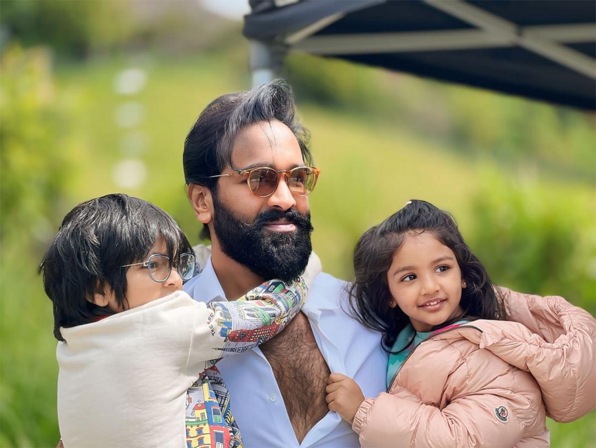 Vishnu Manchu celebrates Dussehra with his family photos10