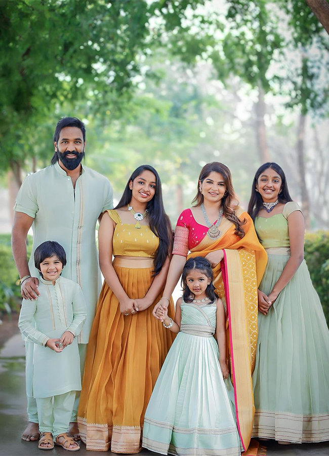 Vishnu Manchu celebrates Dussehra with his family photos11