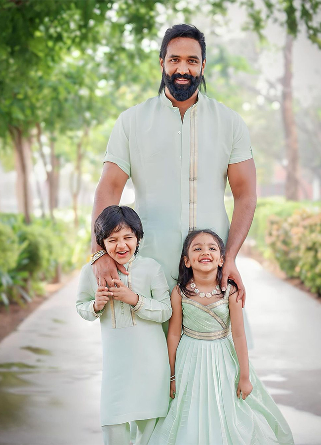 Vishnu Manchu celebrates Dussehra with his family photos13