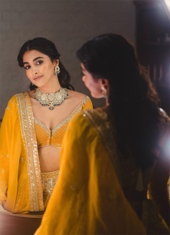 actress pooja hegde birthday special photos14