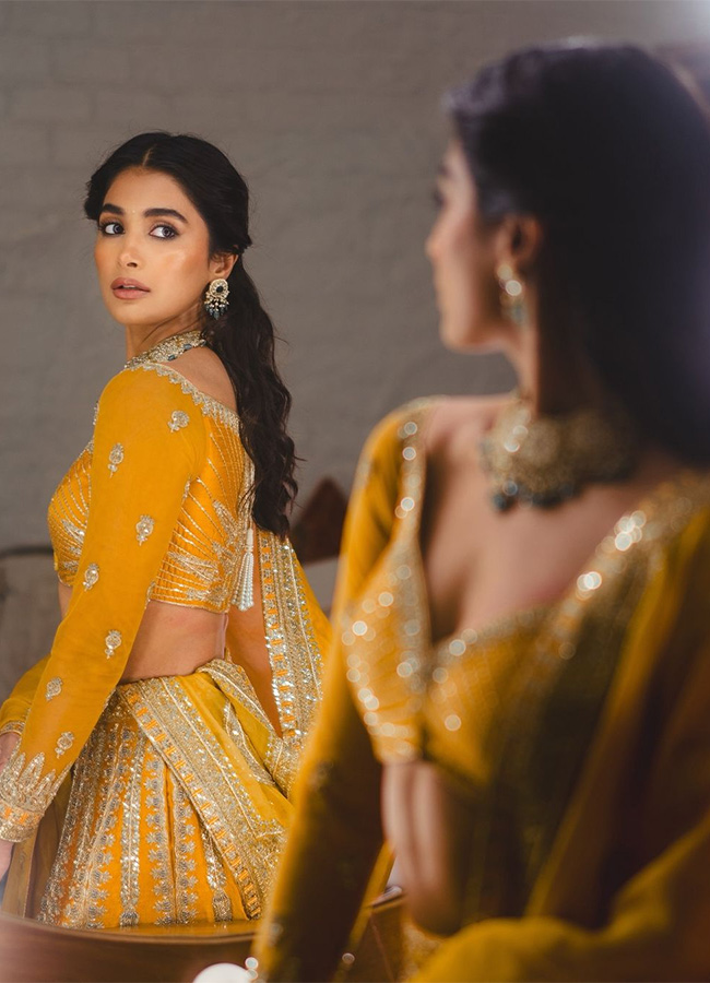 actress pooja hegde birthday special photos17