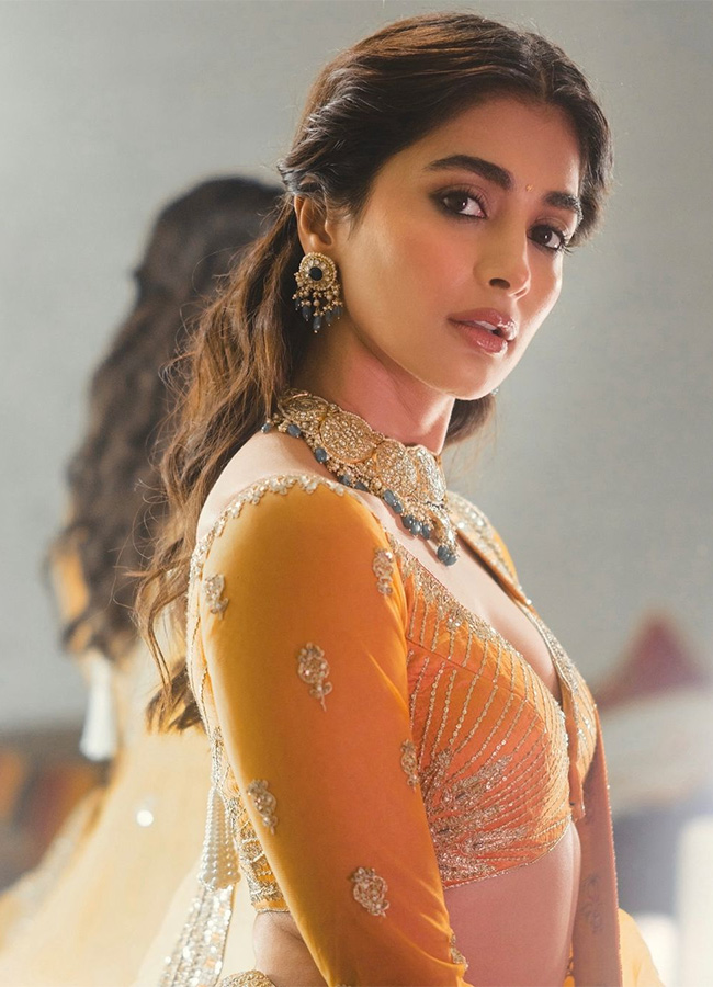 actress pooja hegde birthday special photos5