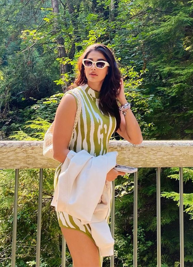 actress pooja hegde birthday special photos6