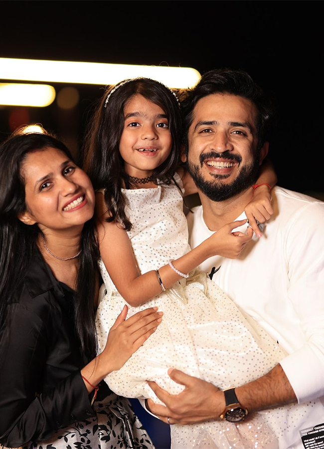 Anchor Ravi Shares Family Photos On His Anniversary9
