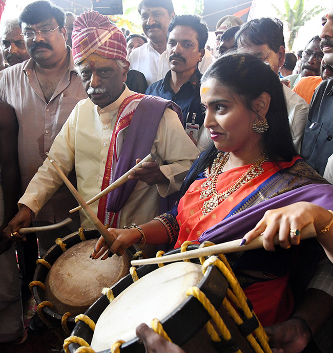 దసరా స్పెషల్‌ : హైదరాబాద్‌లో ‘అలయ్‌ బలయ్‌’ సందడి (ఫొటోలు) | CM Revanth ...