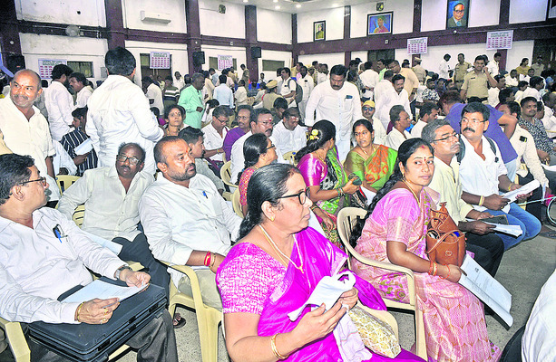 లాటరీ ప్రక్రియకు హాజరైన మహిళలు1