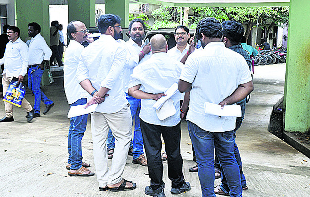 గ్రూపుగా చర్చించుకుంటున్న దరఖాస్తుదారులు2