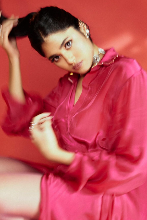 Actress Faria Abdullah Glamorous Photos In Pink Dress2