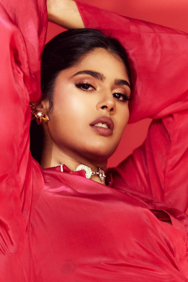 Actress Faria Abdullah Glamorous Photos In Pink Dress7
