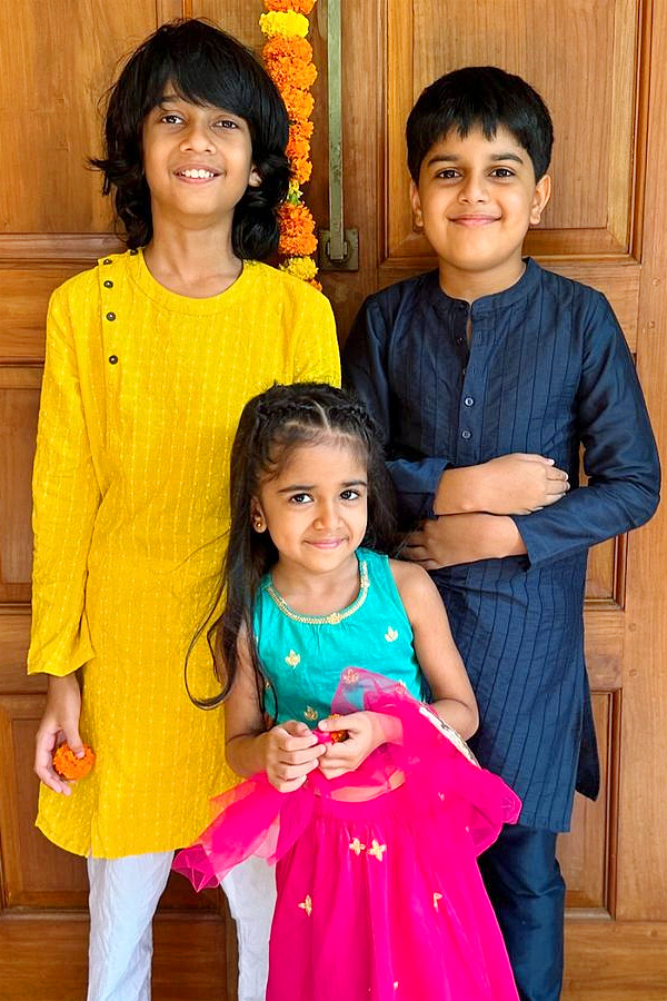 Heroine Sameera Reddy shares Family Photos in Social Media2