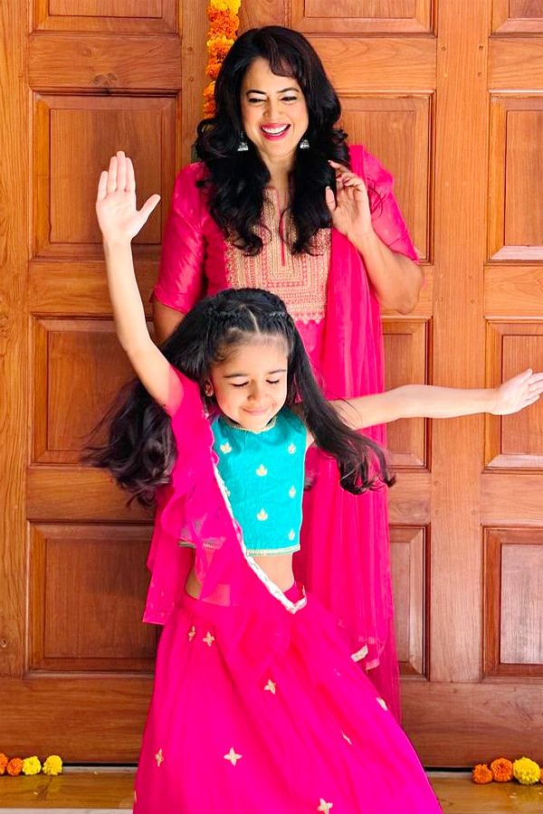 Heroine Sameera Reddy shares Family Photos in Social Media11