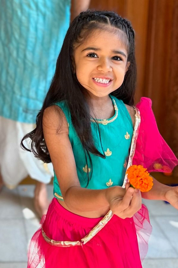 Heroine Sameera Reddy shares Family Photos in Social Media13