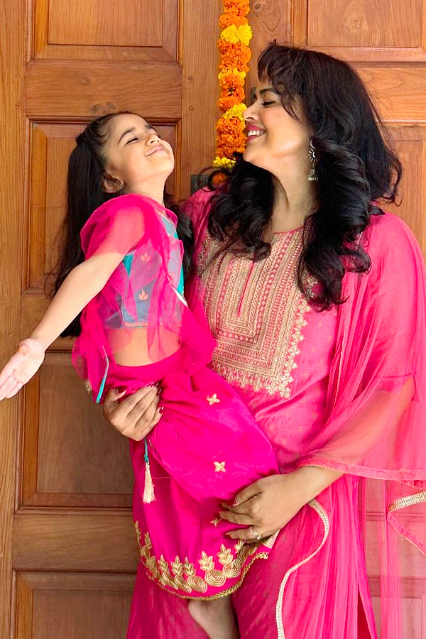 Heroine Sameera Reddy shares Family Photos in Social Media14