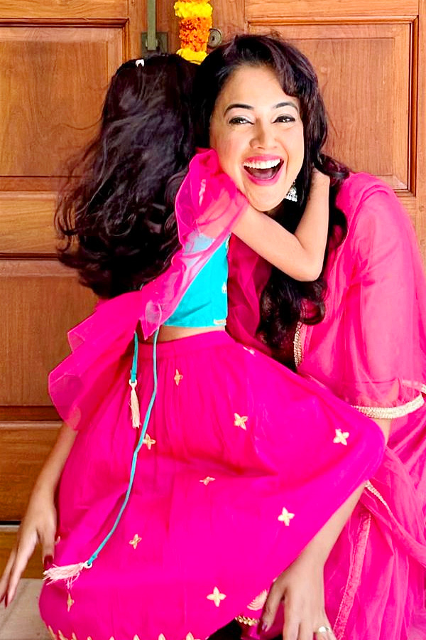 Heroine Sameera Reddy shares Family Photos in Social Media15