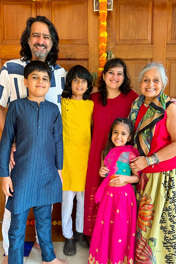 Heroine Sameera Reddy shares Family Photos in Social Media3