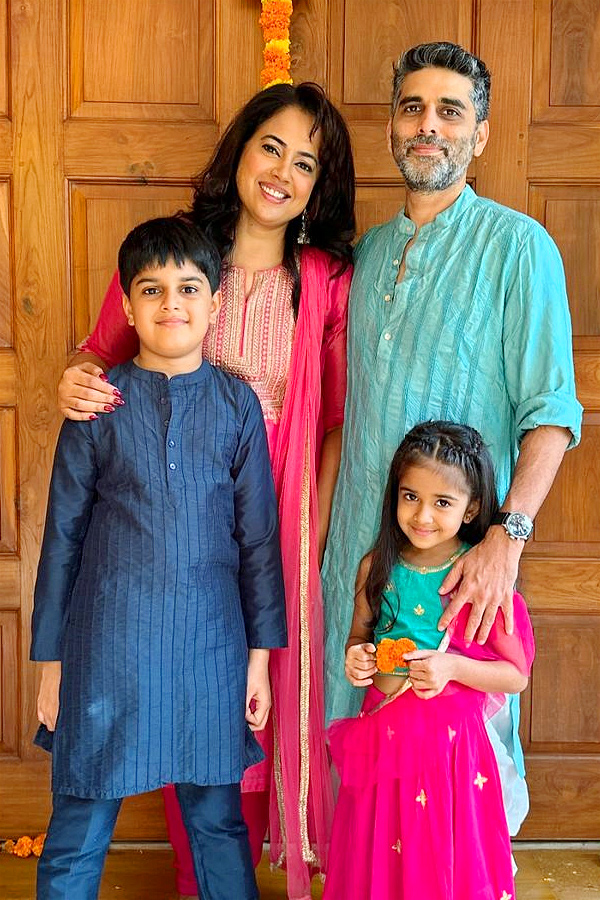 Heroine Sameera Reddy shares Family Photos in Social Media4