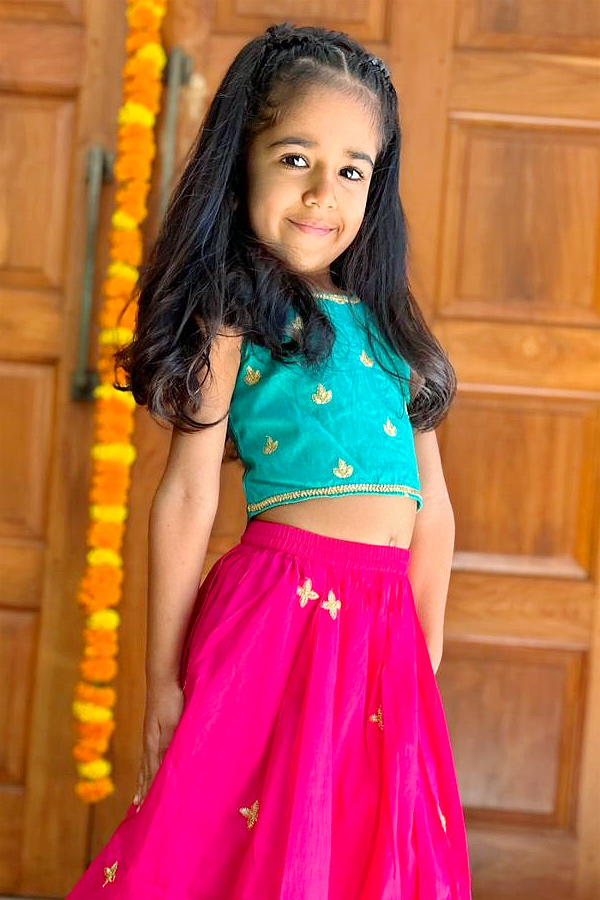 Heroine Sameera Reddy shares Family Photos in Social Media6