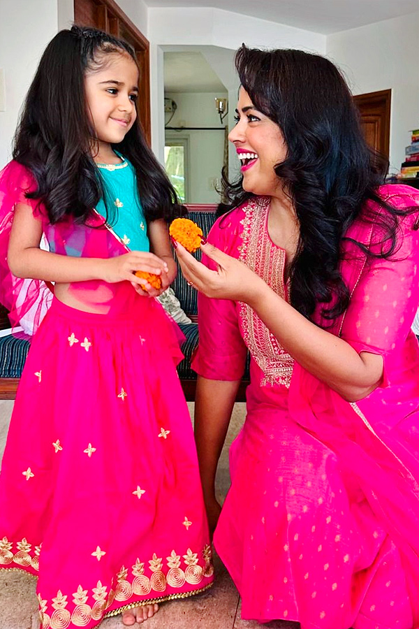 Heroine Sameera Reddy shares Family Photos in Social Media9