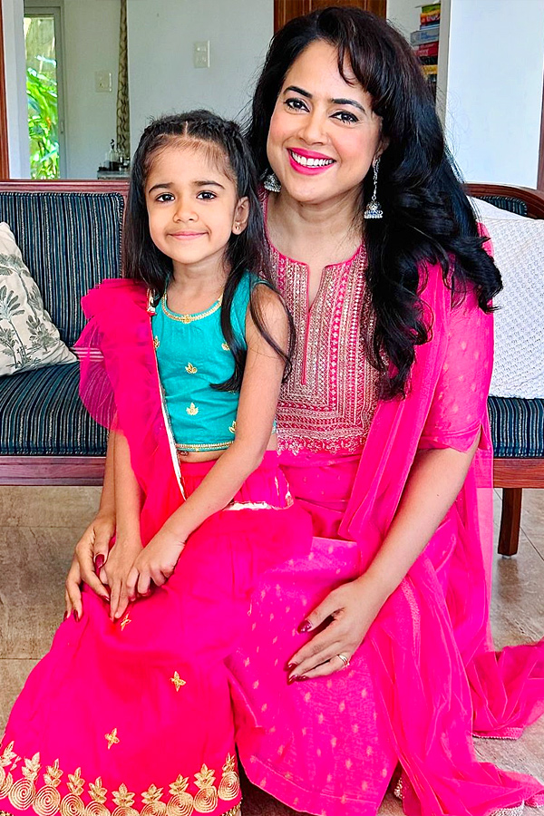 Heroine Sameera Reddy shares Family Photos in Social Media10