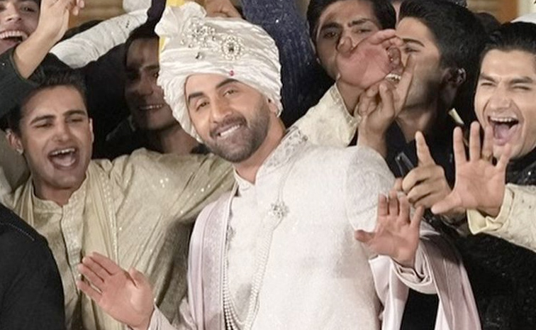 Ranbir Kapoor Turns Groom For The Second Time in delhi fashion show Photos2