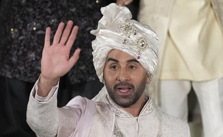 Ranbir Kapoor Turns Groom For The Second Time in delhi fashion show Photos4