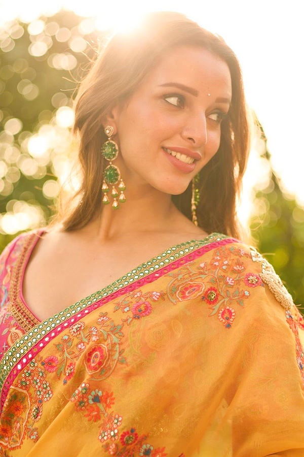 Tripti Dimri Gorgeous in saree Stunning Looks Photos4