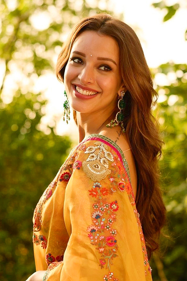 Tripti Dimri Gorgeous in saree Stunning Looks Photos7