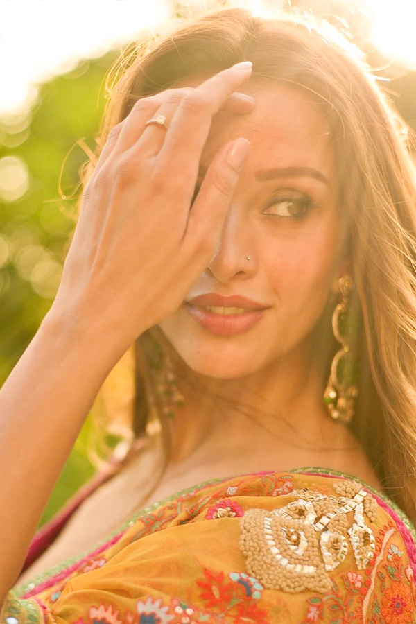 Tripti Dimri Gorgeous in saree Stunning Looks Photos8