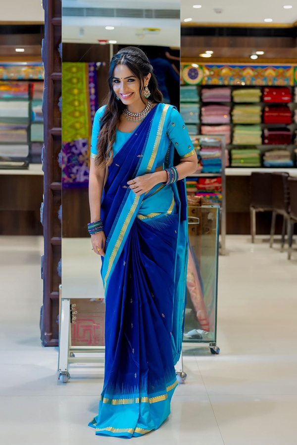 Bigg Boss Beauty Shobha Shetty Stunning Stills In Mothers Saree11