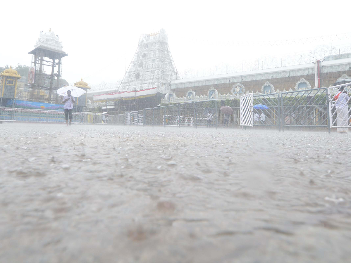 heavy rains in tirumala temple1