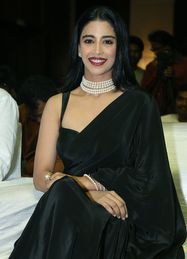 Actress Daksha Nagarkar Hot HD Images21