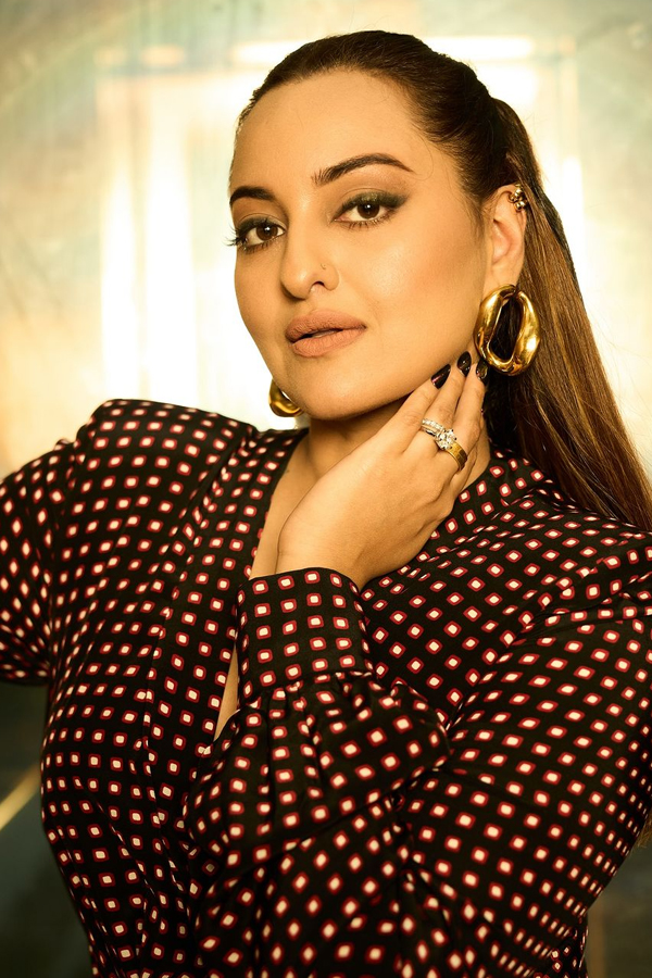 Bollywood Actress Sonakshi Sinha Glamorous Look In Western Dress3