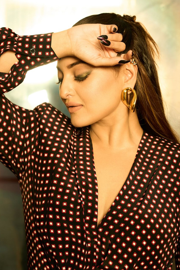 Bollywood Actress Sonakshi Sinha Glamorous Look In Western Dress5