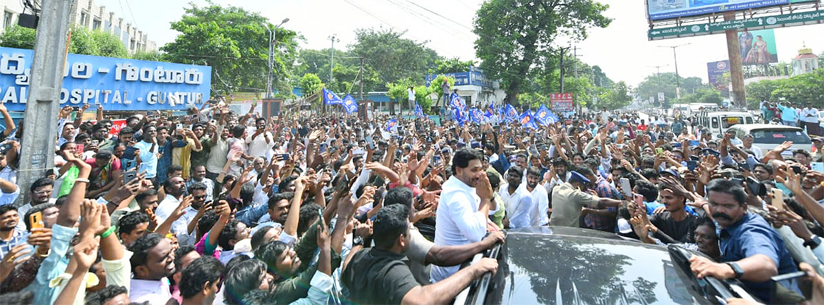 YSRCP Chief YS Jagan Mohan Reddy Consoles Sahana Family In Guntur; See Photos 4